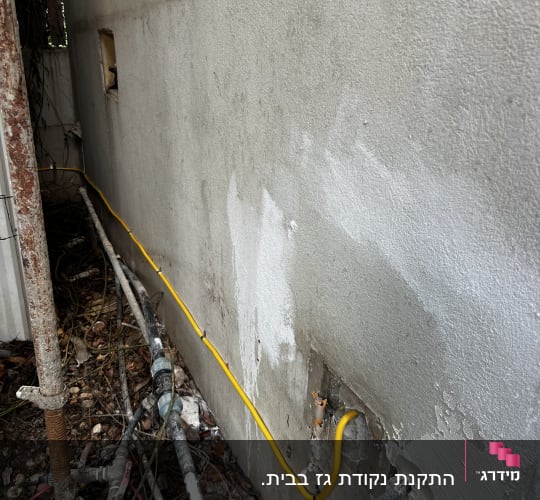 צינורות גז וחוטים מחוברים לקיר חיצוני